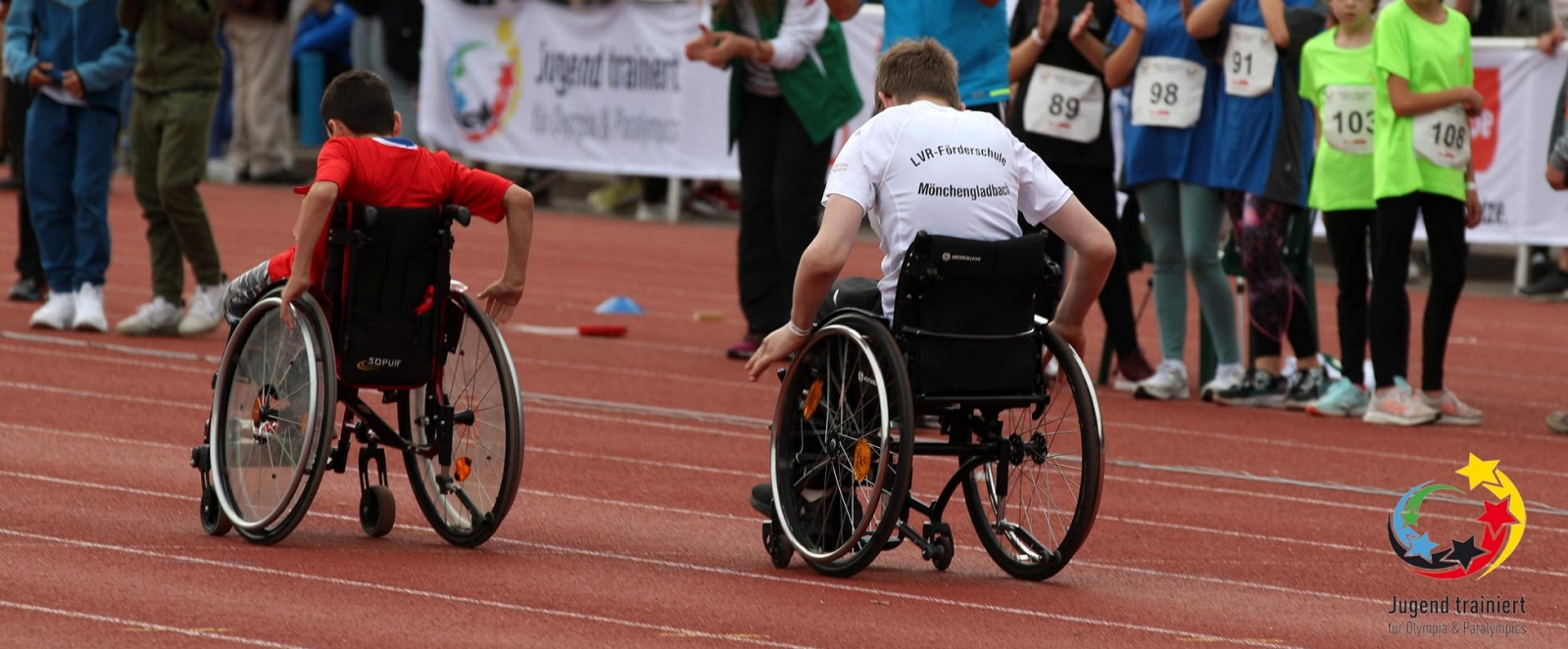 zwei Rollstuhlfahrer bei Jugend trainiert für Olympia