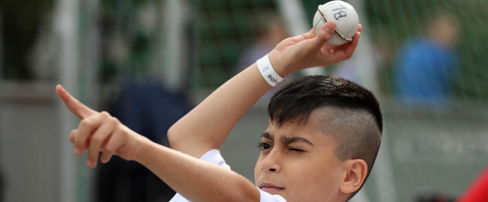 Junge beim Baseball