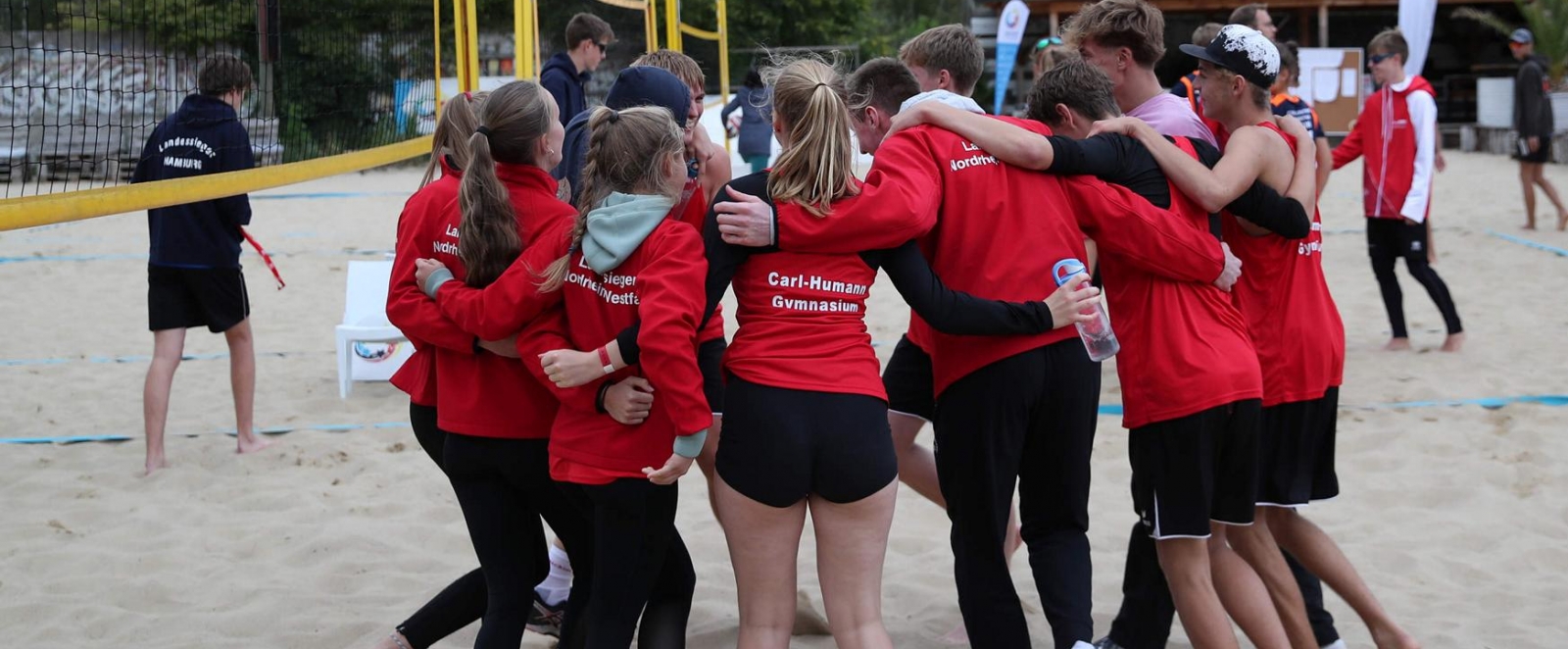 Gruppenfoto beim Beachvolleyball