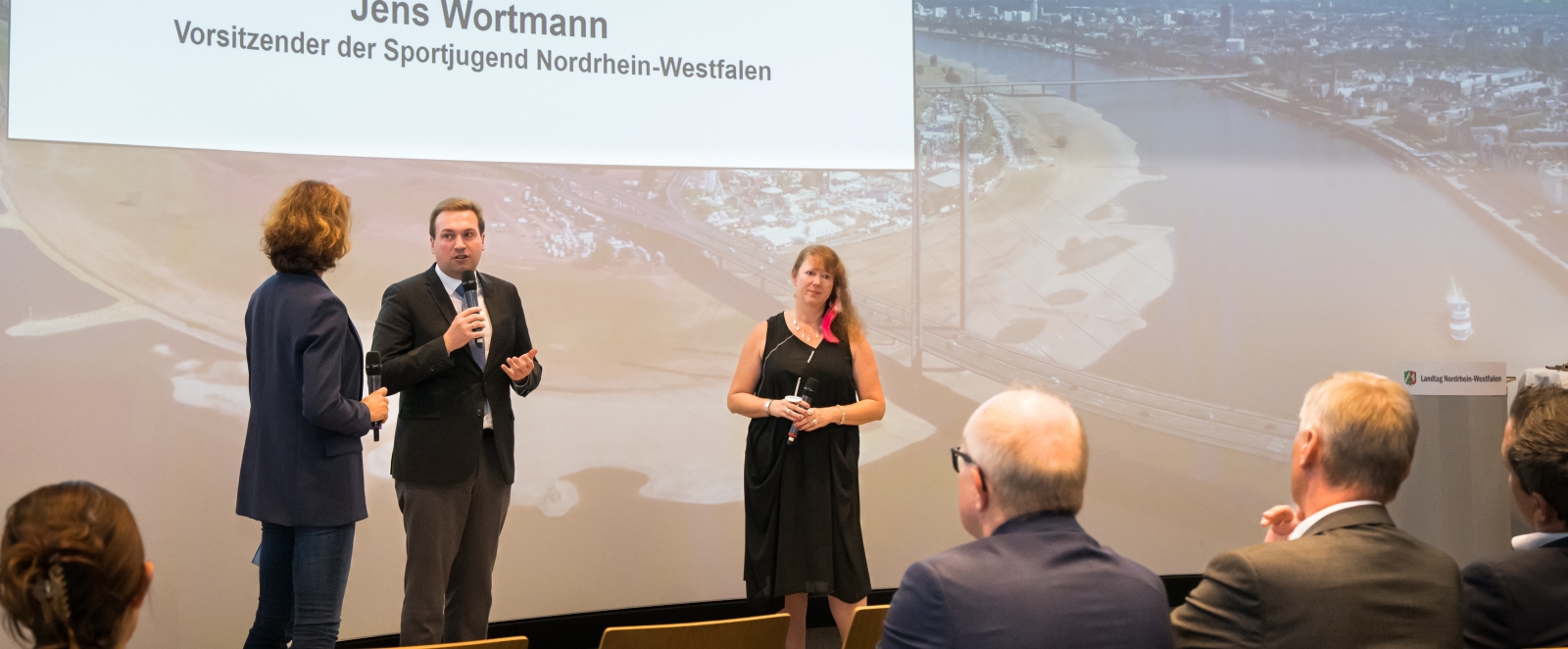 Staatssekretärin Milz mit Jens Wortmann, Vorsitzender der Sportjugend Nordrhein-Westfalen, auf der Bühne
