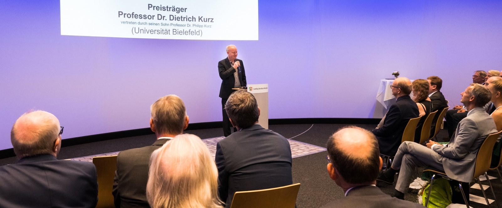 Dr. Philipp Kurz bedankt sich in Vertretung für seinen Vater, Prof. Dr. Dietrich Kurz, für die Auszeichnung.
