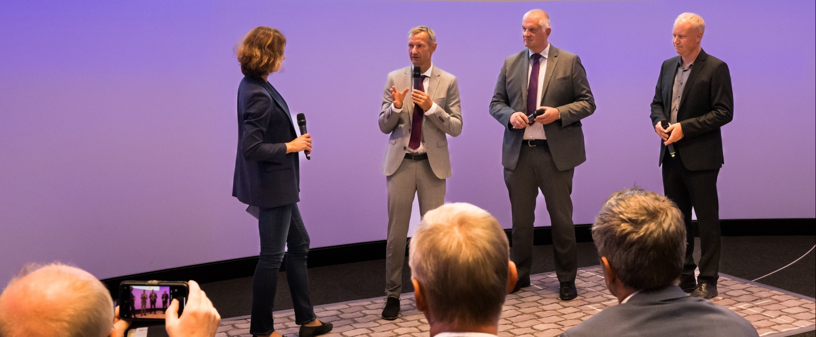 Talkrunde mit den Preisträgern des Preises Sportwissenschaft auf der Bühne.