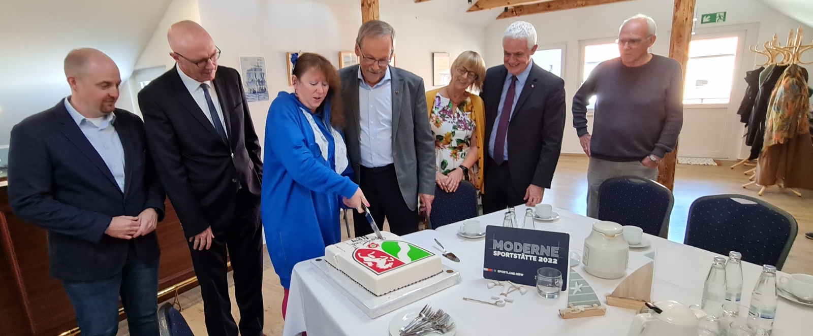 Andrea Milz schneidet NRW-Torte in Rees an