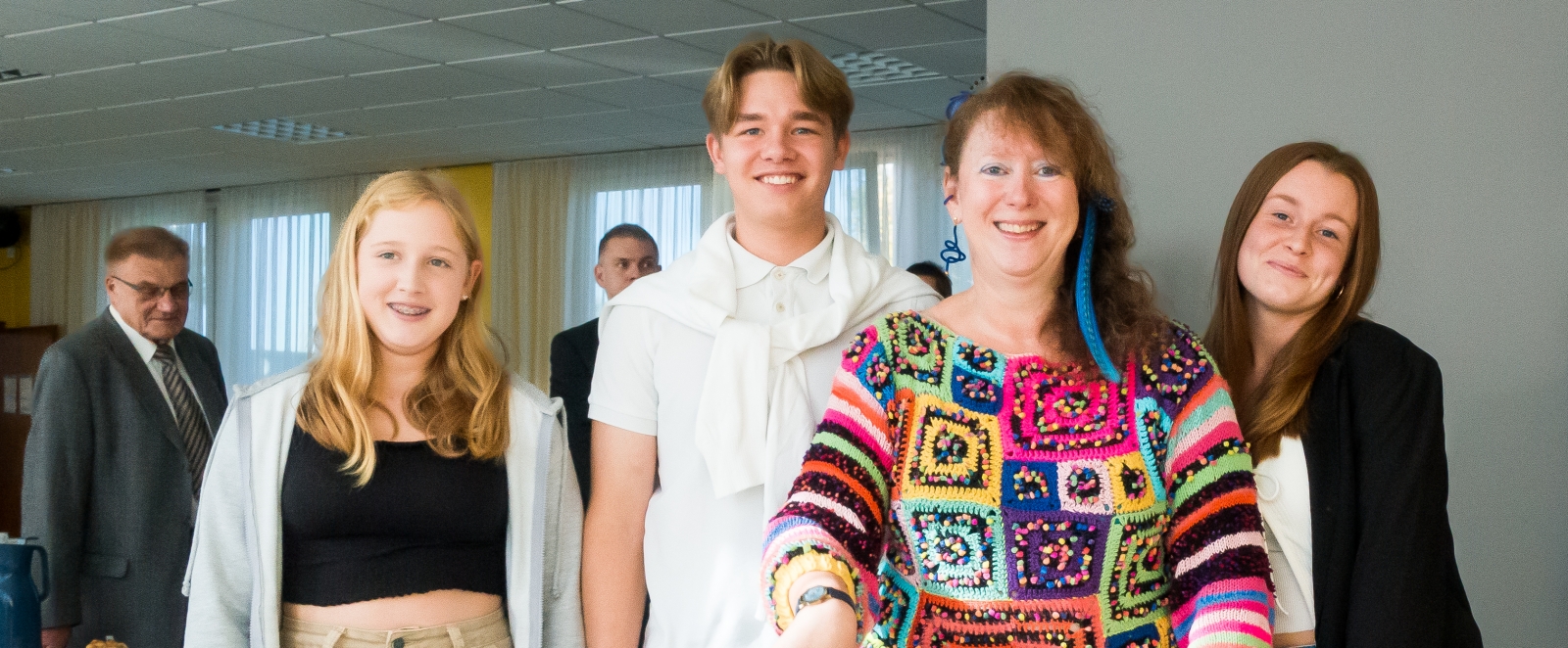 Andrea Milz mit Kuchen und jungen Menschen