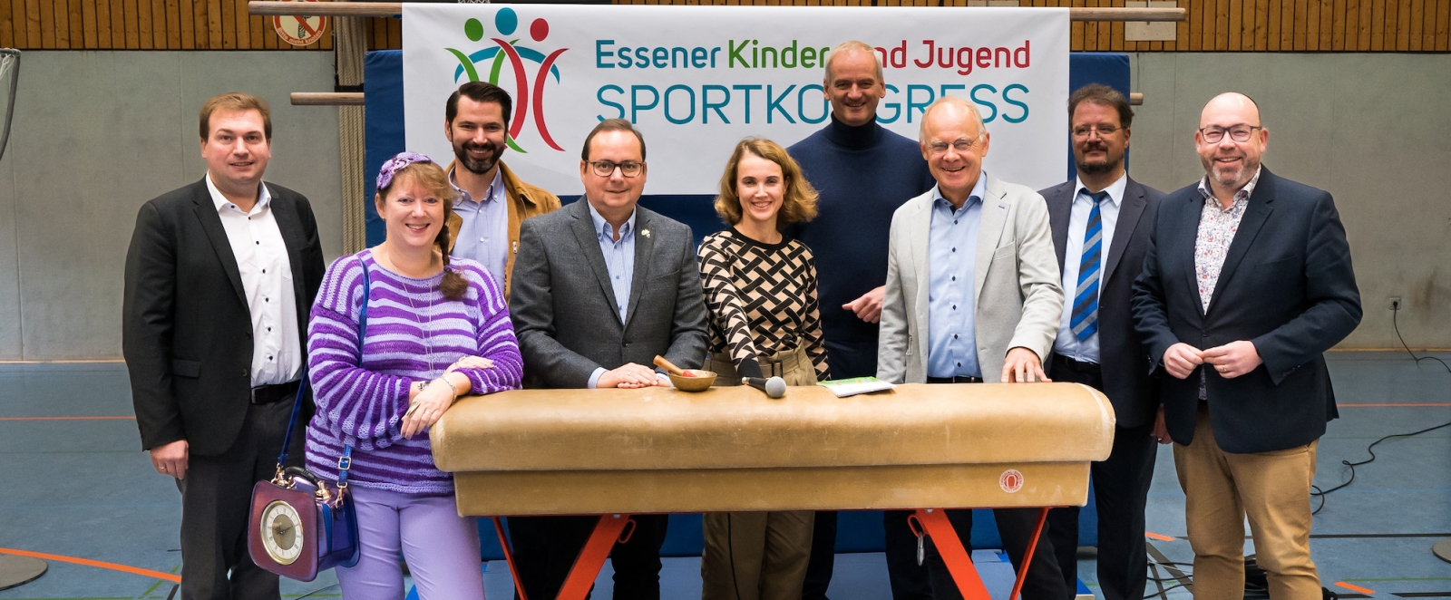 Kongressteilnehmer hinter Pauschenpferd