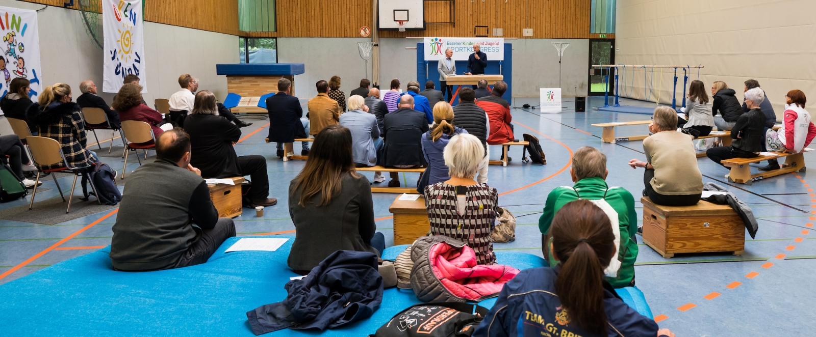 Turnhalle mit Teilnehmenden am Kongress
