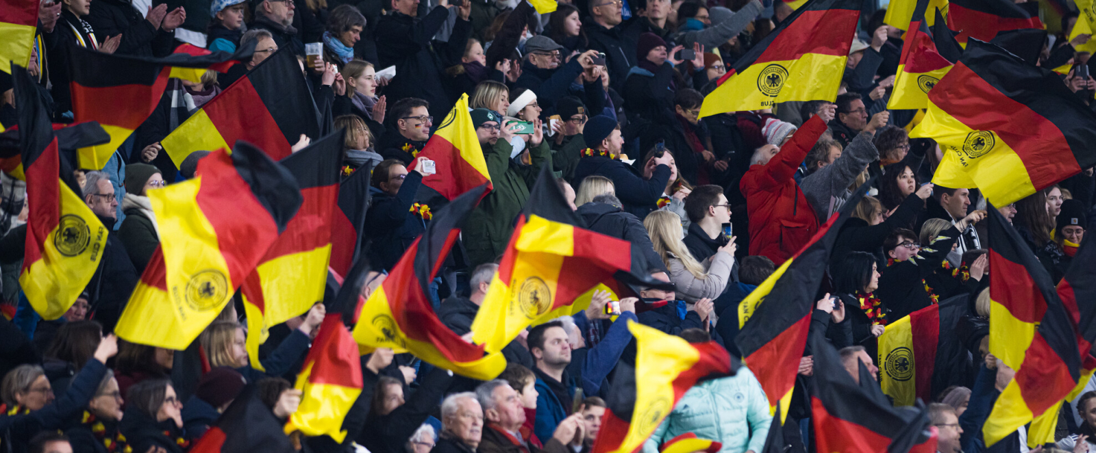 Tribüne mit Fans und Deutschlandfahnen