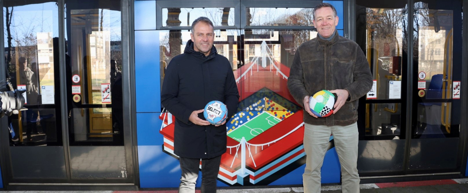 Flick und Gislason vor Straßenbahn