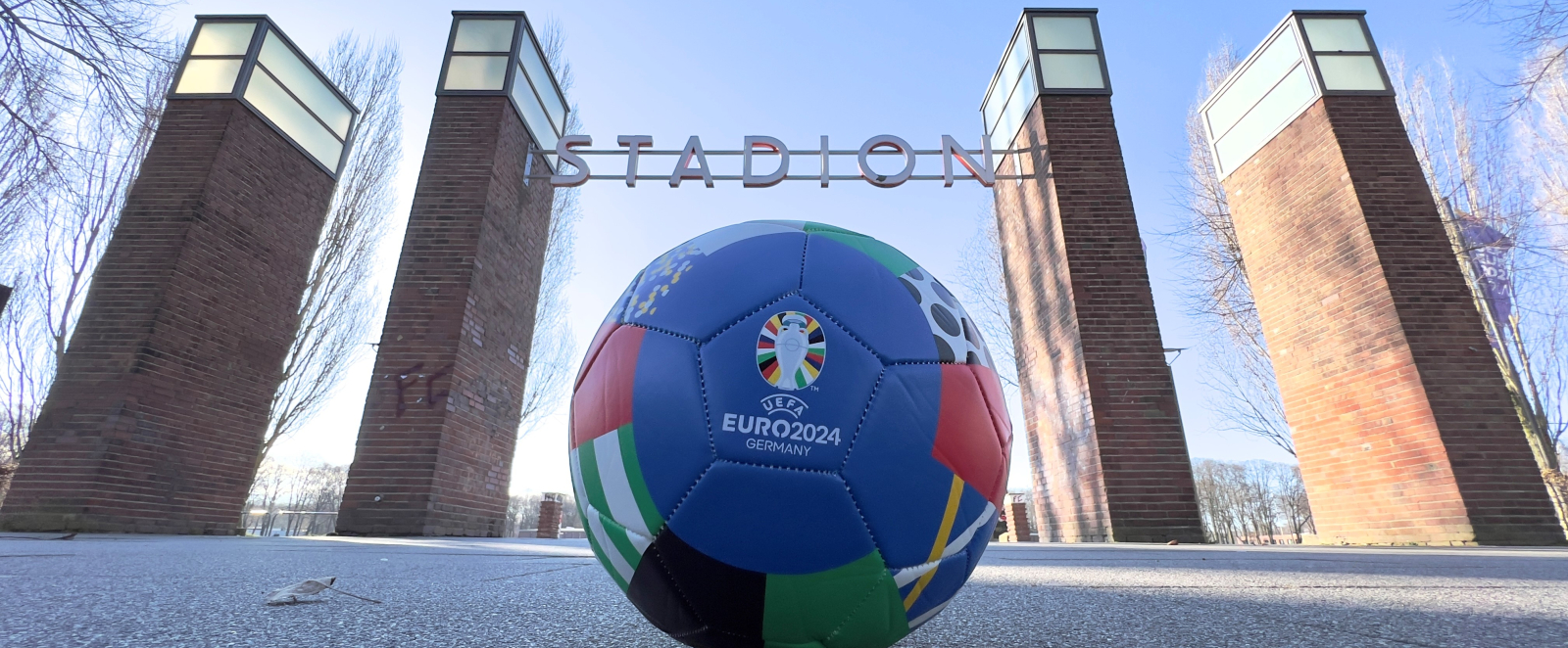 Ball vor dem Stadion