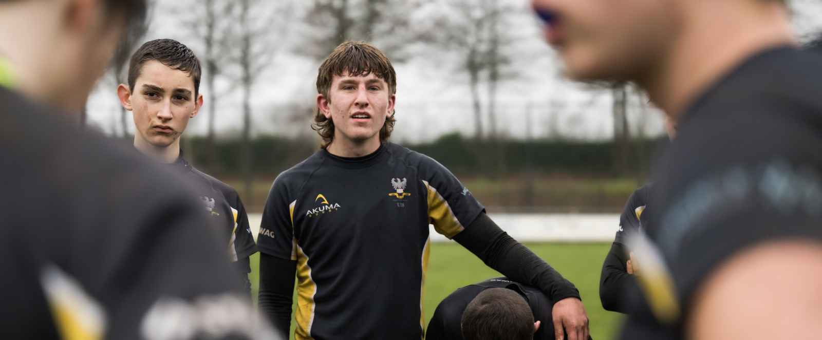 Rugbyspieler stehen zusammen