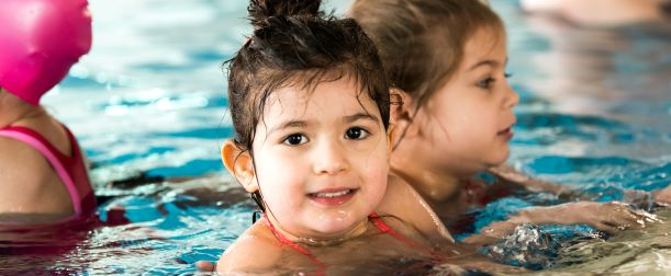 Kleine Kinder im Schwimmbecken