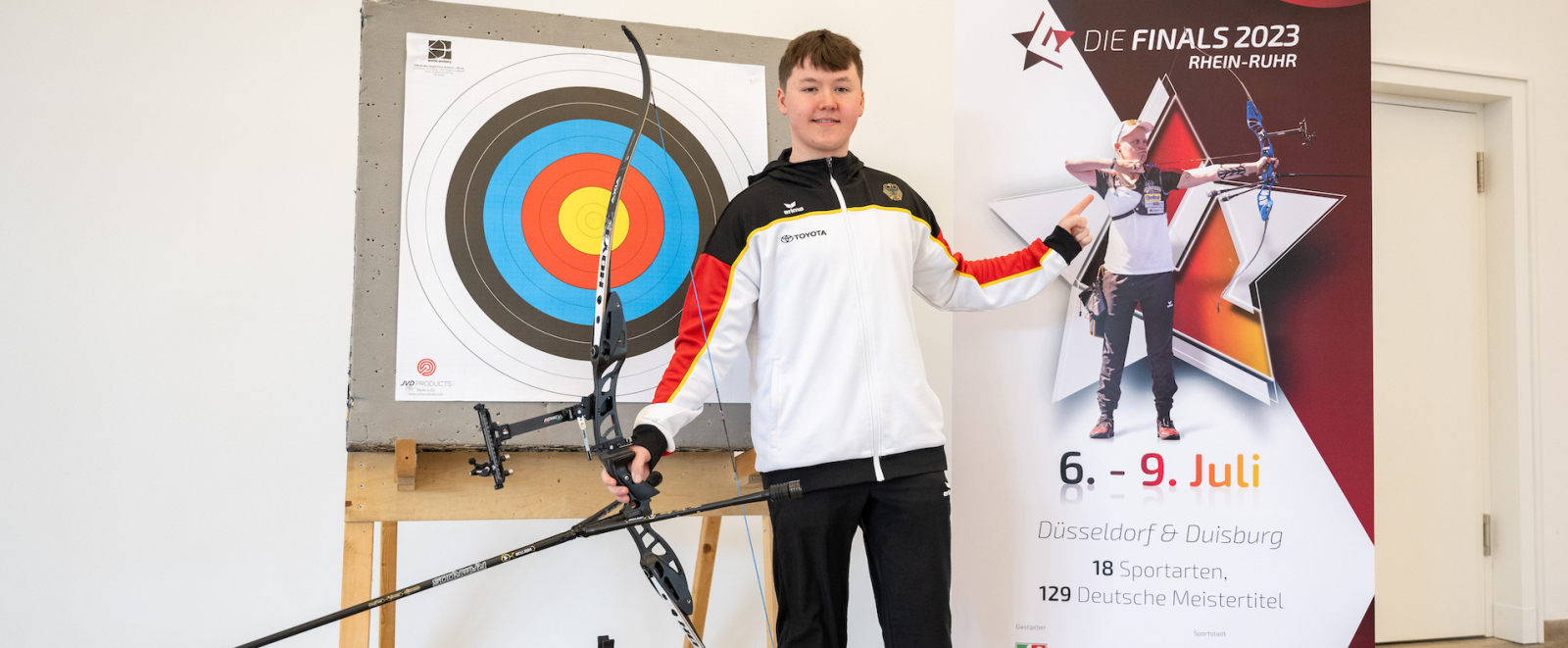 Athlet vor Bogenschieß-Anlage