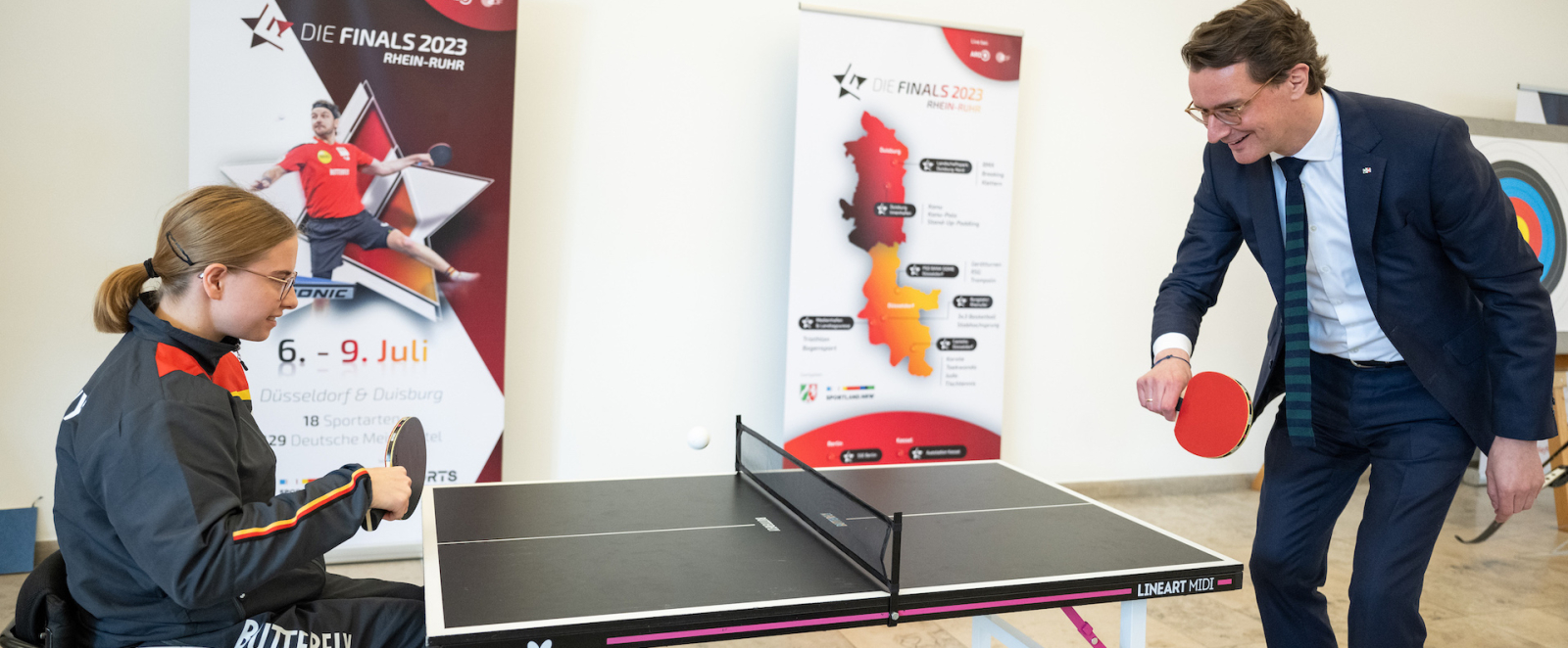 Hendrik Wüst spielt Tischtennis