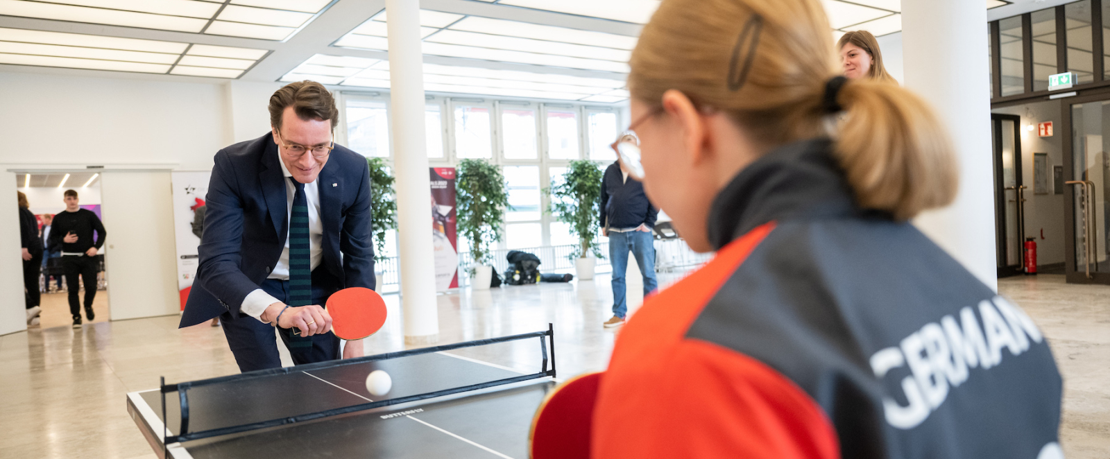 Hendrik Wüst spielt Tischtennis