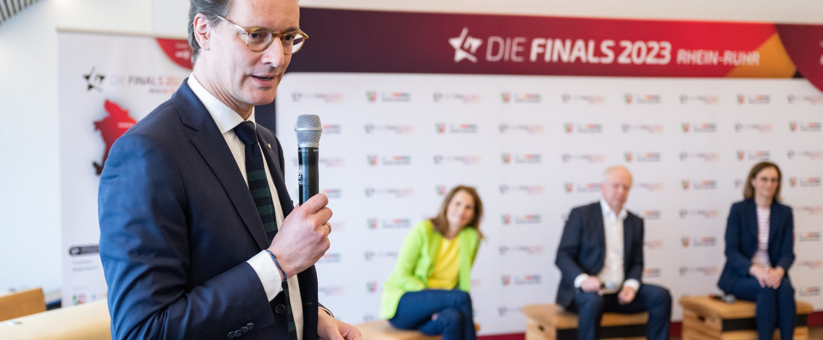 Hendrik Wüst bei Pressekonferenz mit weiteren Personen