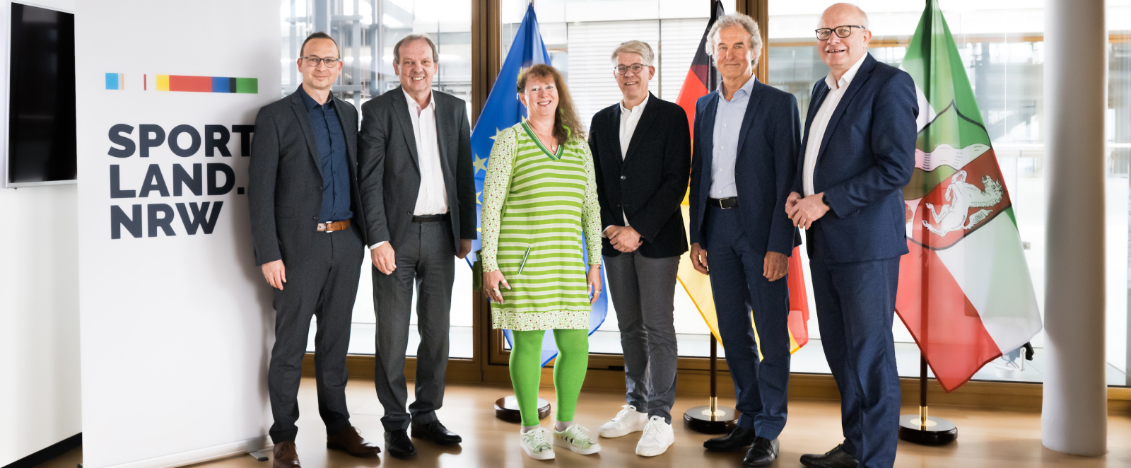 Jurymitglieder vor Banner des Sportland.NRW