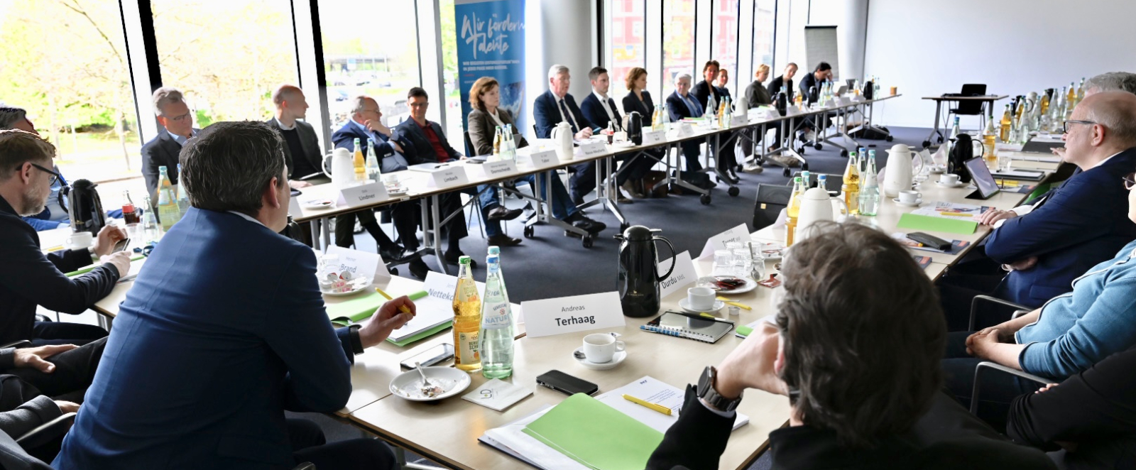 Sitzungssaal mit Teinehmerinnen und Teilnehmern