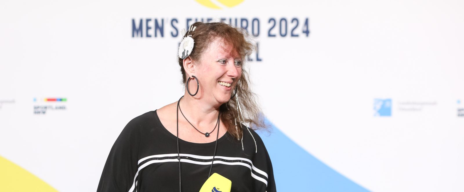 Andrea Milz vor Sponsorenwand der EHF EURO 2024