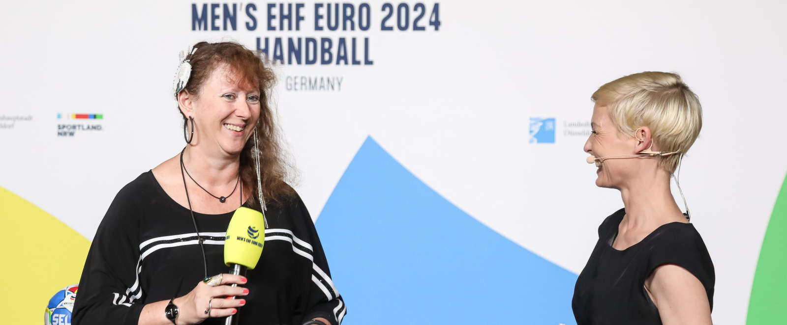 Andrea Milz und Moderatorin