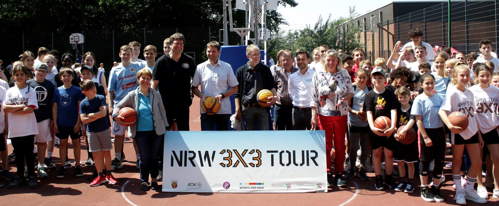 Junge und alte Menschen unter einem Basketballkorb