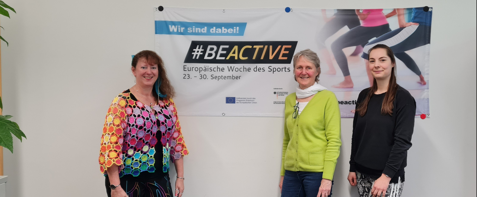 Andrea Milz und zwei Frauen vor dem #BeActive-Banner