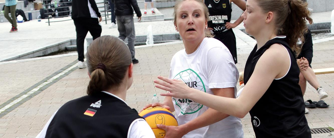 junge Frauen beim Basketballspiel