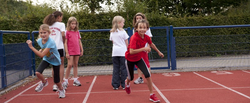 Kinder auf Sportplatz