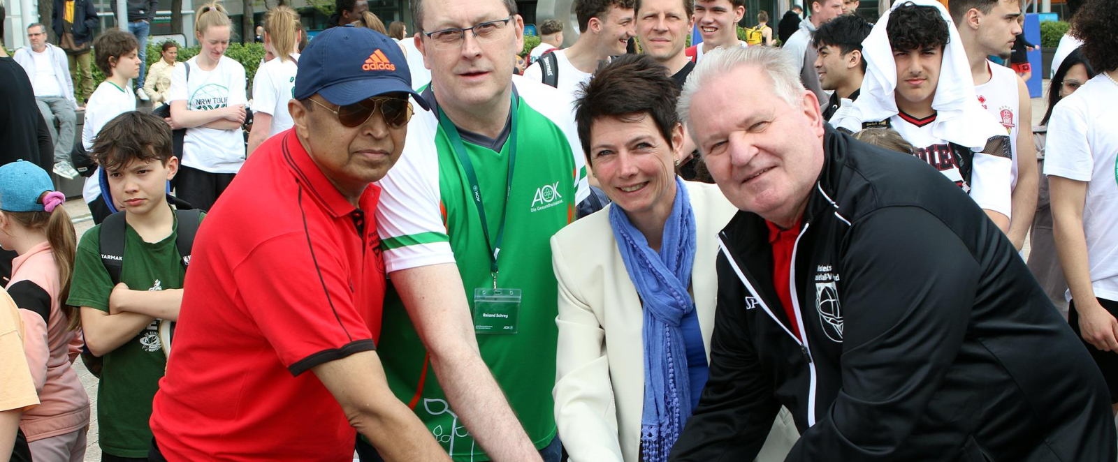 Menschen im Kreis mit Basketball in der Hand