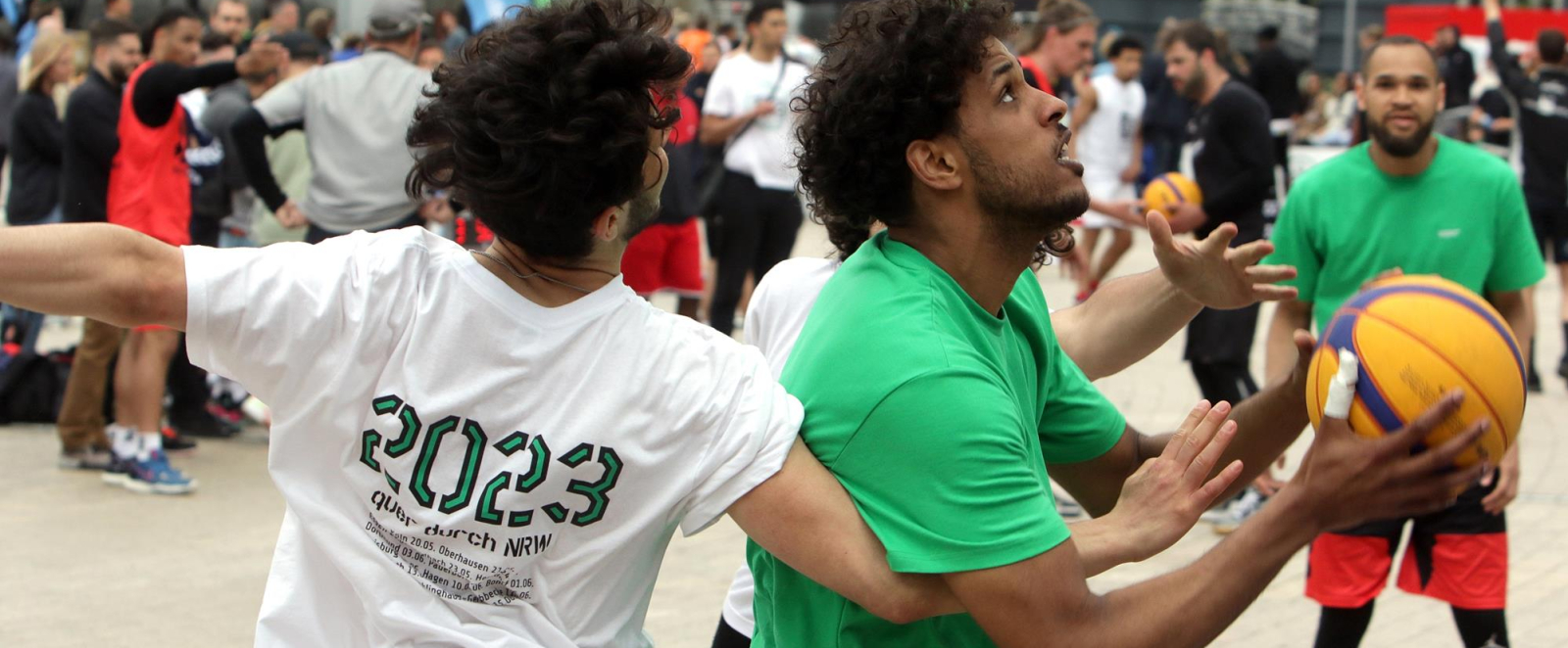 junge Männer beim Basketballspiel