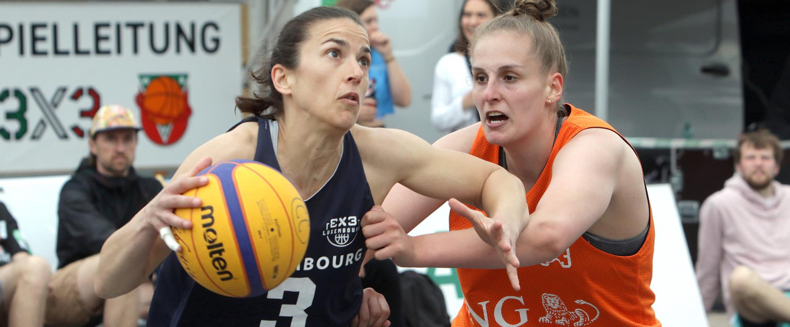 junge Frauen beim Basketballspiel