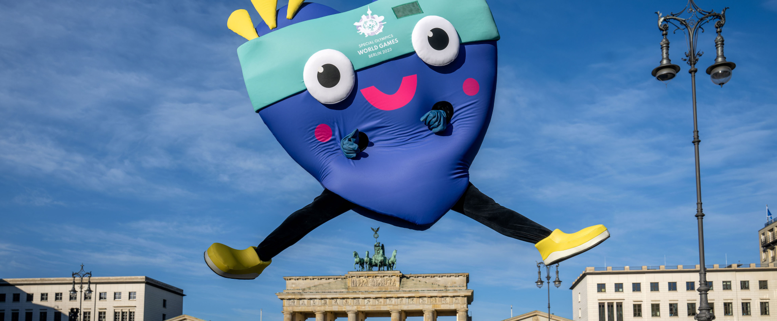 Maskottchen vor Brandenburger Tor