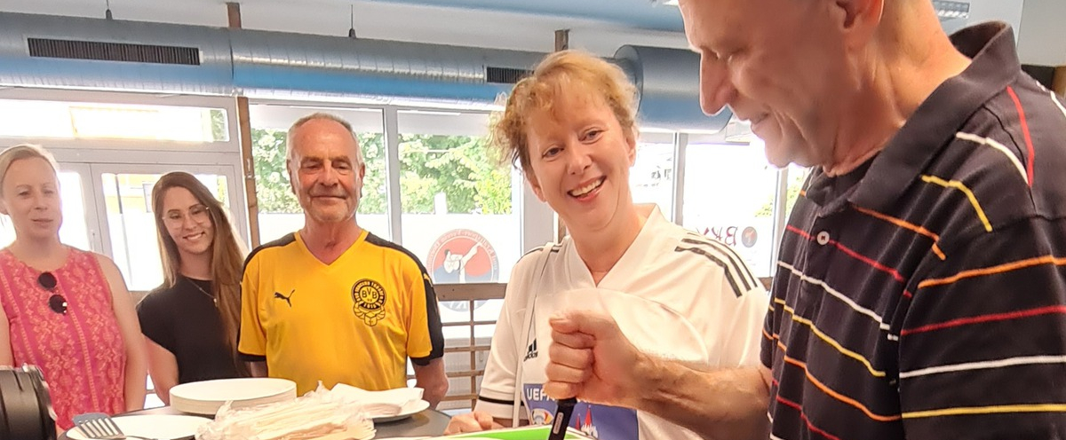 Andrea Milz übergibt NRW-Torte