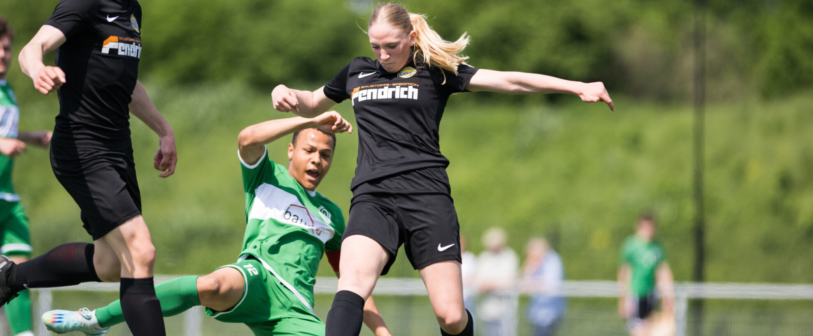 Mailin Tenhagen in Aktion auf Fußballplatz