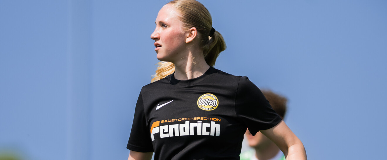 Mailin Tenhagen auf Fußballplatz