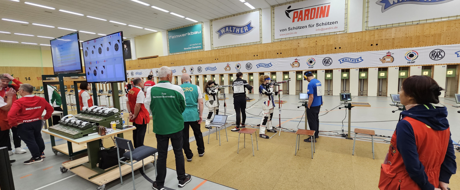 Athletinnen am Schießstand 