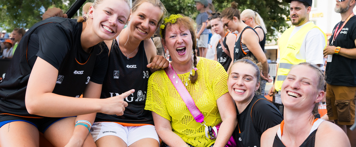 Andrea Milz mit Fans bei den Finals