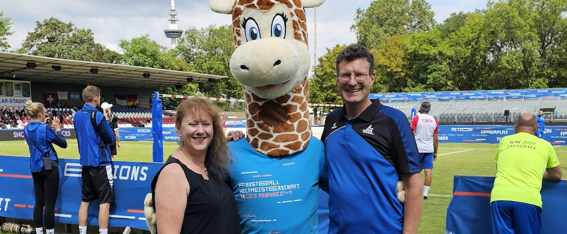 Andrea Milz mit Maskottchen
