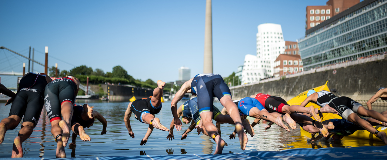Triathlon-Start im Medienhafen Düsseldorf