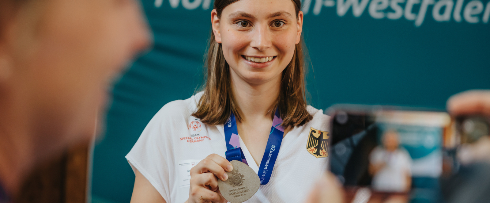 Sportlerin mit Medaille