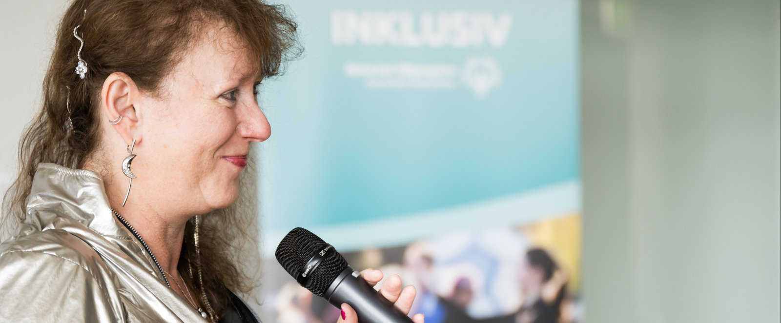Andrea Milz hält eine Rede