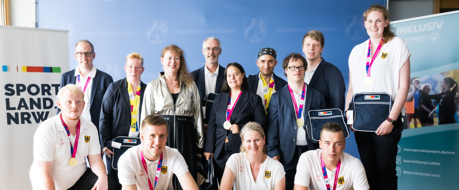Gruppe Athletinnen und Athleten beim Empfang