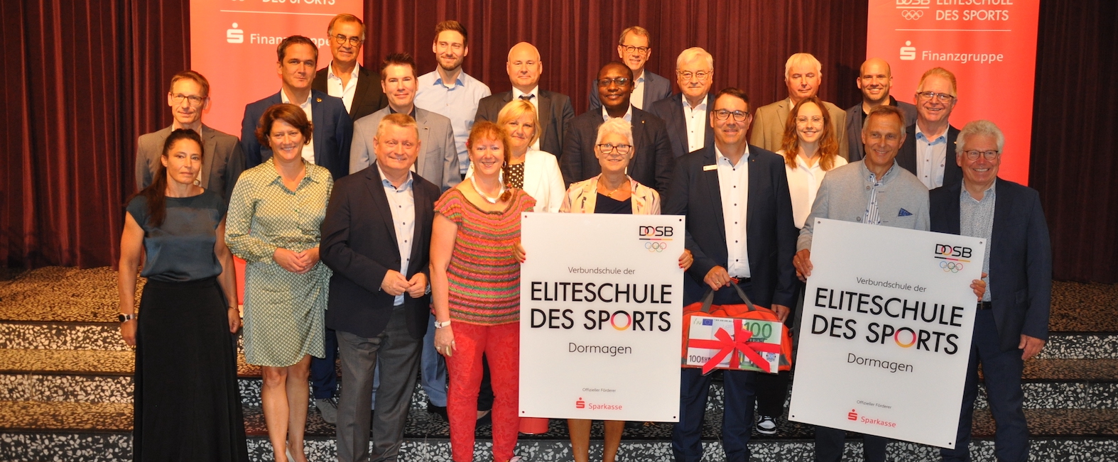 Mehrere Personen bei Feierlichkeit zur Ernennung Eliteschule des Sports