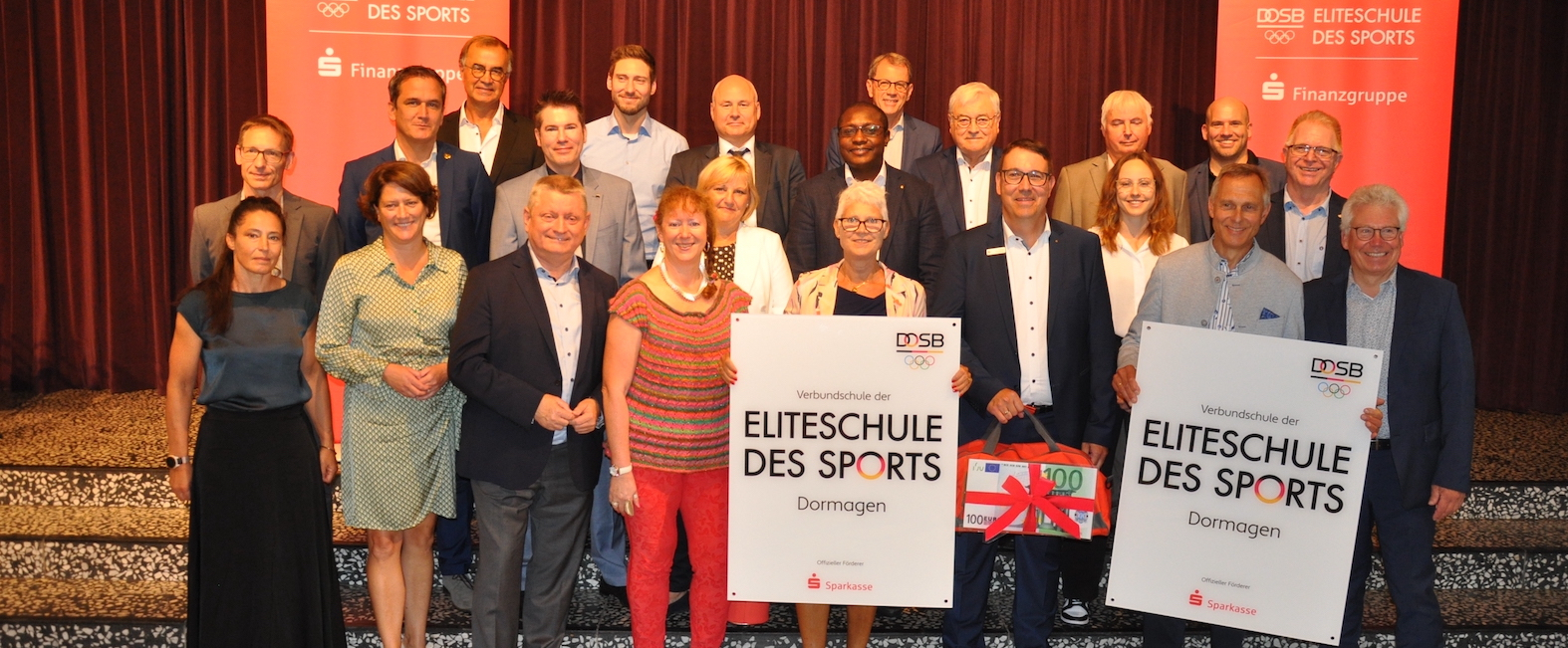 Mehrere Personen bei Feierlichkeit zur Ernennung Eliteschule des Sports