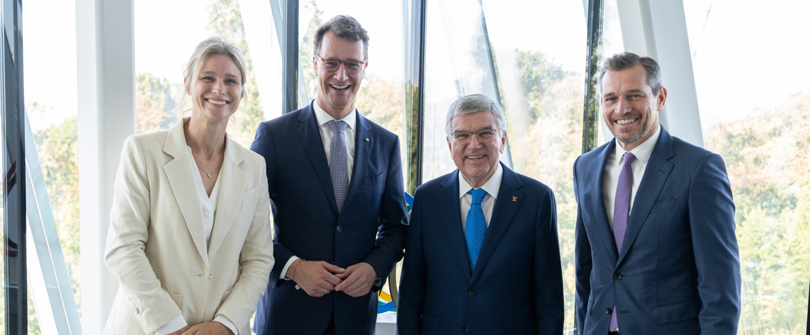 IOC-Mitglied Britta Heidemann, Michael Mronz, Begründer der Initiative Rhein Ruhr City, IOC-Präsident Thomas Bach und NRW-Ministerpräsident Hendrik Wüst