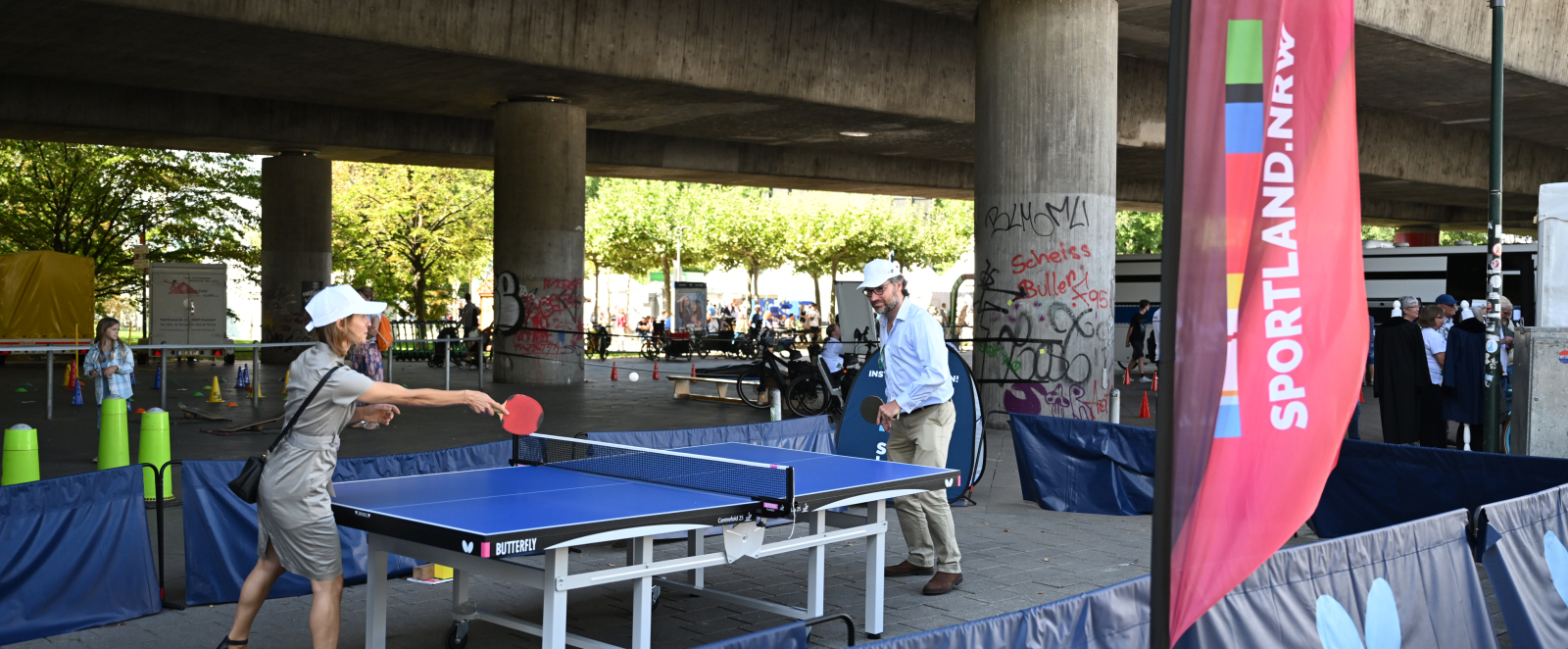 Tischtennis unter der Rheinkniebrücke