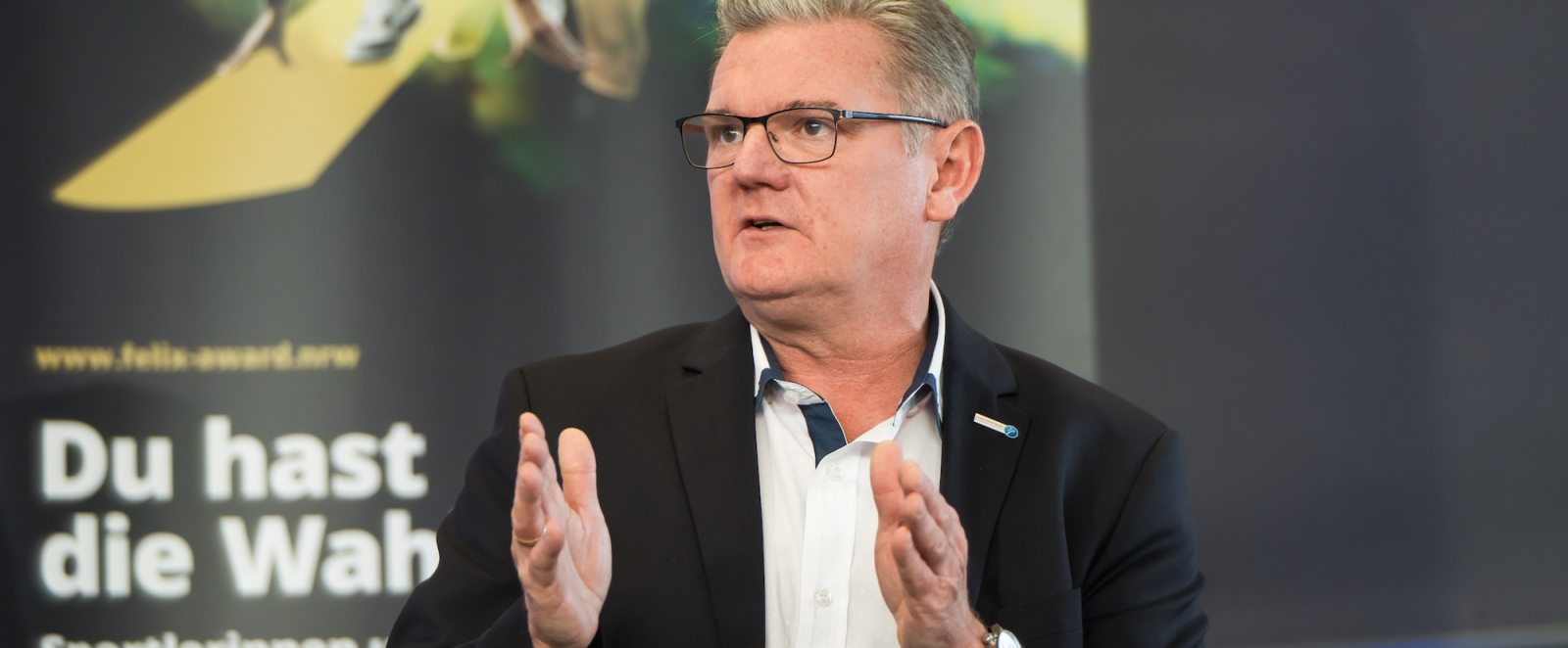 Stefan Klett vor Banner des felix award