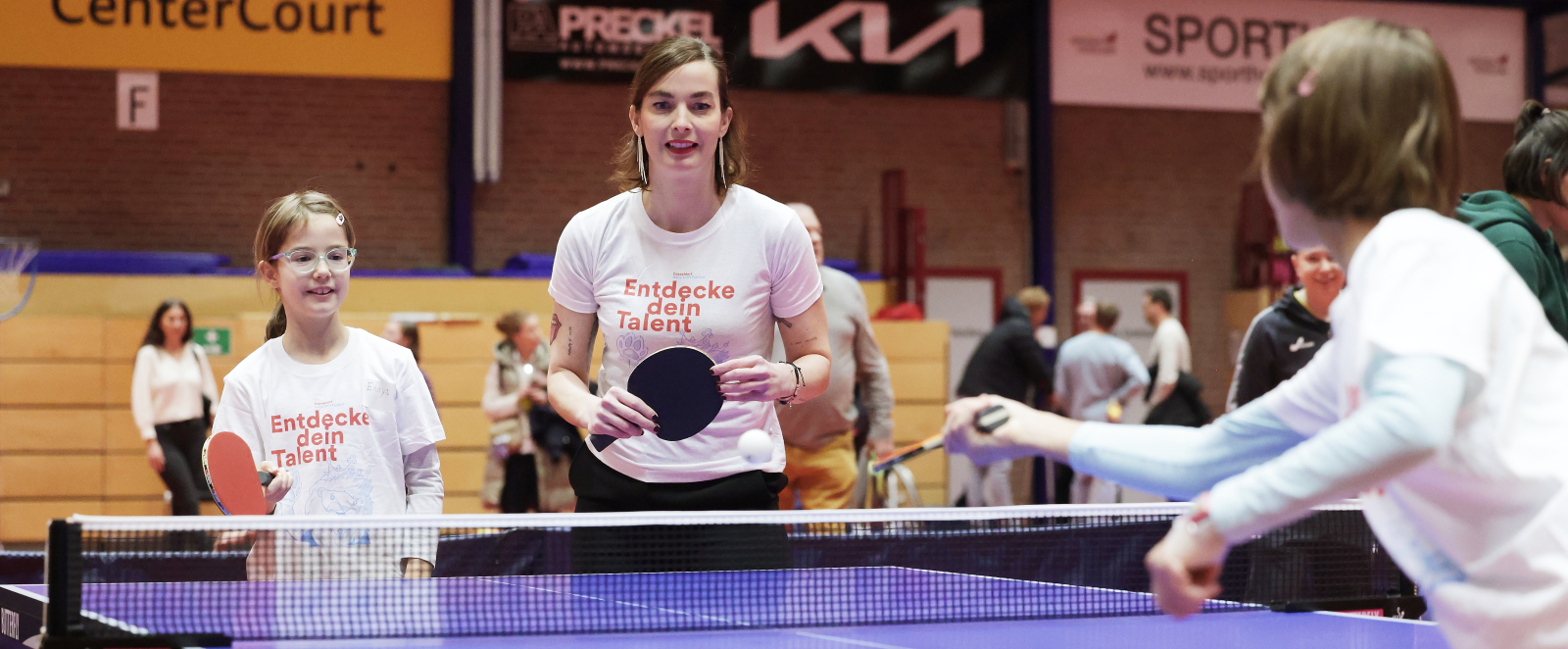 Beim Para Sport Day wird Tischtennis gespielt