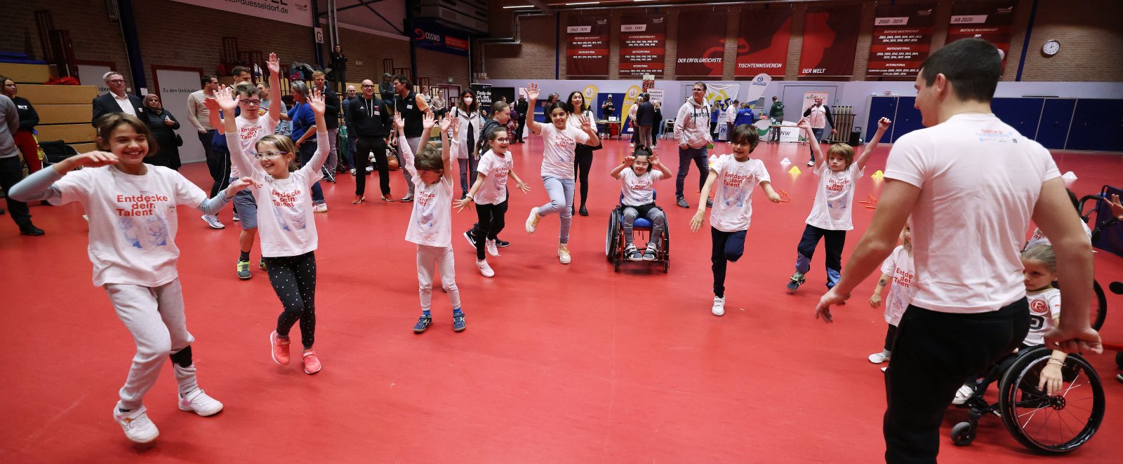 Ein Gruppe Kinder beim Para Sport Day