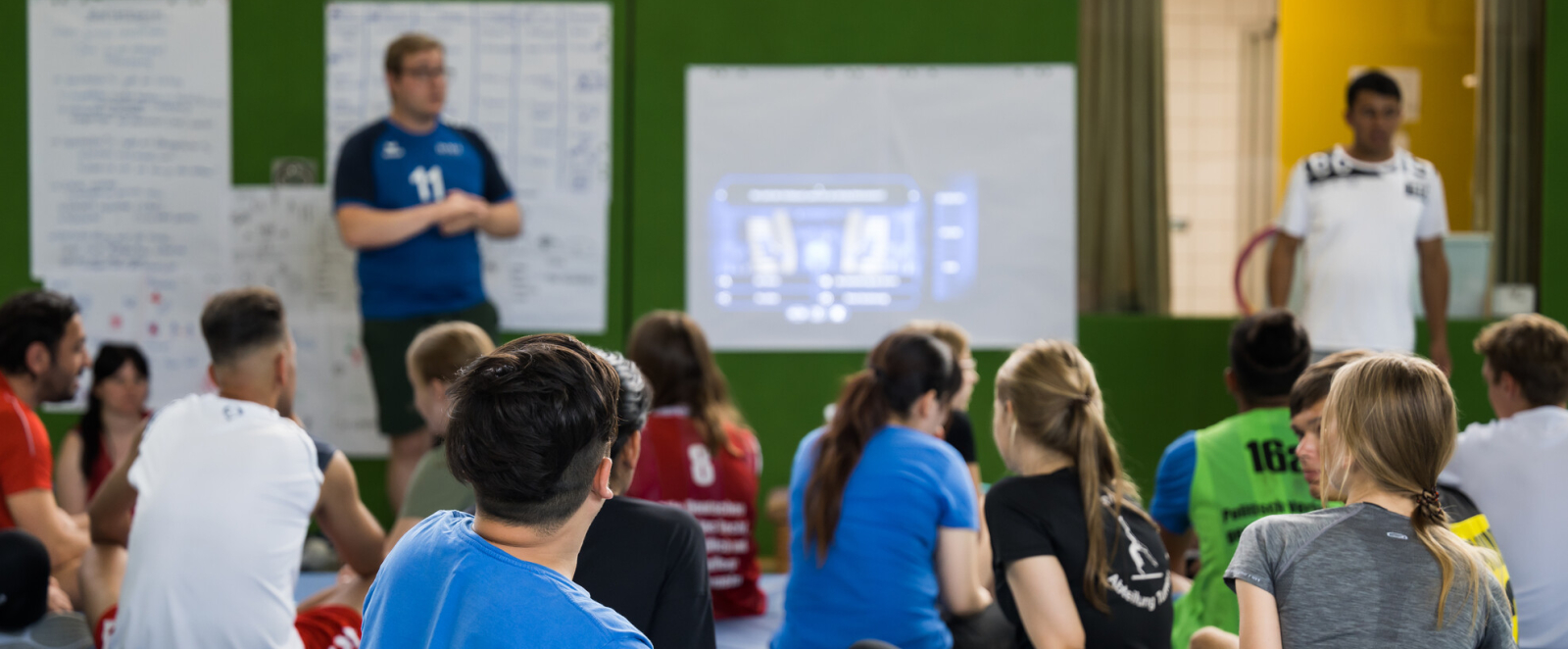 Schülerinnen und Schüler in Turnhalle