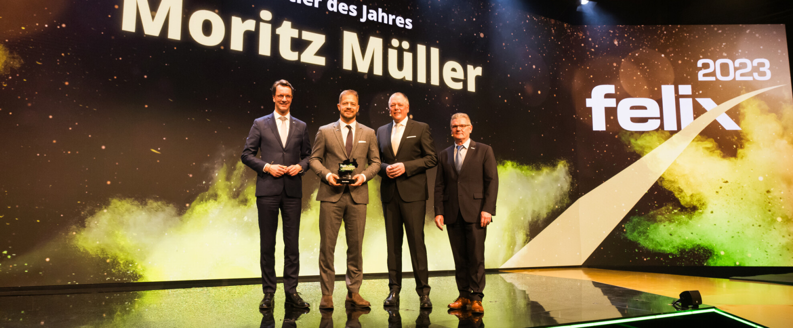 Moritz Müller erhält den Award auf der bühne